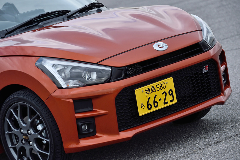 エクステリアではGRシリーズの一部モデルで採用する「Functional MATRIX」グリルを採用したほか、フロント/リアともにブラックアウト化したランプをブラックラインでつないだ水平基調の構成を強調するデザインに。足下は専用のBBS製鍛造16インチアルミホイールにブリヂストン「POTENZA RE050A」（165/50R16）の組み合わせ