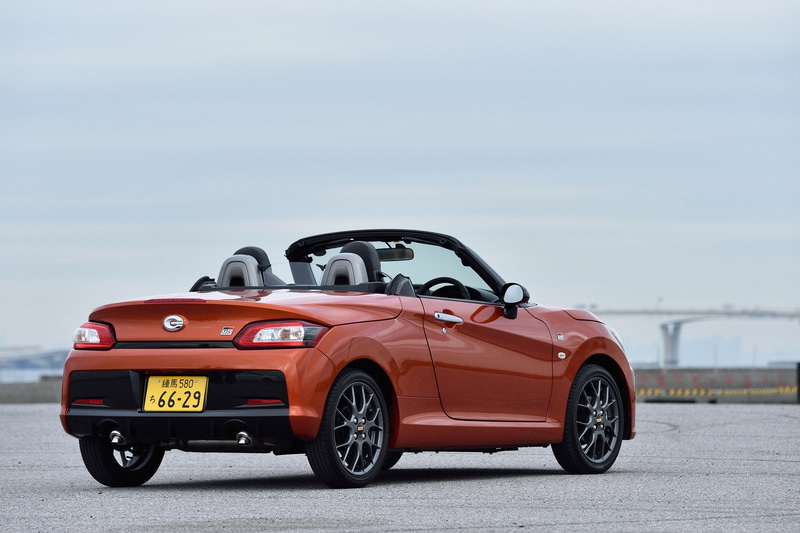 ダイハツ本社 池田工場のCopen Factoryで生産が行なわれる「コペン GR SPORT」。TOYOTA GAZOO Racingがモータースポーツ活動で培ったノウハウを活かしつつ、ダイハツが開発を進めたモデルで、価格は7速CVT車が238万円、5速MT車が243万5000円。ボディサイズは3395×1475×1280mm（全長×全幅×全高）、ホイールベースは2230mm