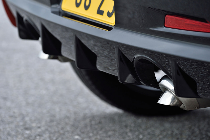 エクステリアではGRシリーズの一部モデルで採用する「Functional MATRIX」グリルを採用したほか、フロント/リアともにブラックアウト化したランプをブラックラインでつないだ水平基調の構成を強調するデザインに。足下は専用のBBS製鍛造16インチアルミホイールにブリヂストン「POTENZA RE050A」（165/50R16）の組み合わせ