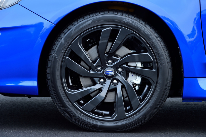 ブラック塗装の18インチアルミホイールに合わせ、ドアミラーをブラックカラーに変更。ダークメッキ＋ブラック塗装のメッキ加飾付フロントグリルは標準装備