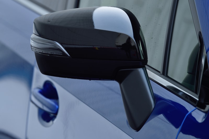 ブラック塗装の18インチアルミホイールに合わせ、ドアミラーをブラックカラーに変更。ダークメッキ＋ブラック塗装のメッキ加飾付フロントグリルは標準装備