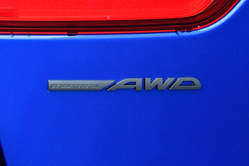 リアのLEVORGオーナメント、シンメトリカルAWDオーナメントをそれぞれラスターブラックに統一