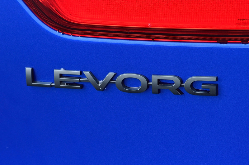 リアのLEVORGオーナメント、シンメトリカルAWDオーナメントをそれぞれラスターブラックに統一