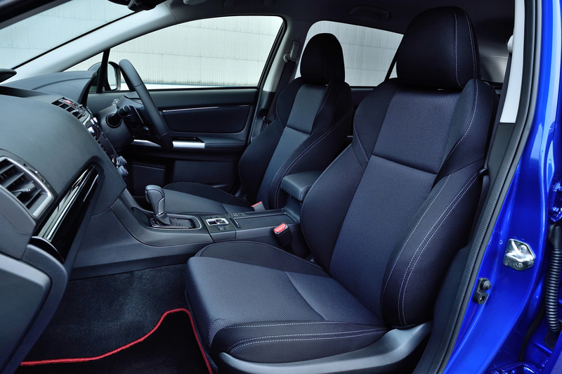 フロントシートはシルバーステッチ入りのスポーツシート（シート表皮：ファブリック/トリコット）を装着。インパネ加飾パネルをピアノブラック調＋クロームメッキに変更した