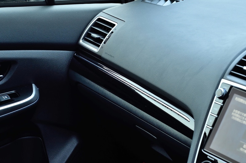 フロントシートはシルバーステッチ入りのスポーツシート（シート表皮：ファブリック/トリコット）を装着。インパネ加飾パネルをピアノブラック調＋クロームメッキに変更した