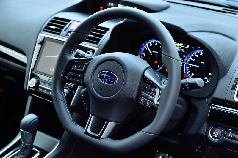 本革巻ステアリングホイールとシフトブーツのステッチはシルバーに