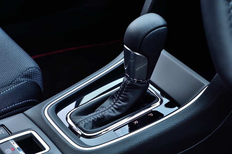 本革巻ステアリングホイールとシフトブーツのステッチはシルバーに