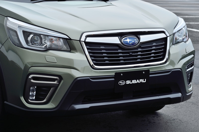 ガンメタリック塗装の18インチアルミホイールに加え、ダークメッキ加工のフロントグリルやフォグランプカバー、フロント6連星オーナメントを装着