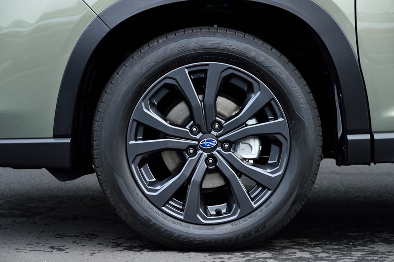 ガンメタリック塗装の18インチアルミホイールに加え、ダークメッキ加工のフロントグリルやフォグランプカバー、フロント6連星オーナメントを装着