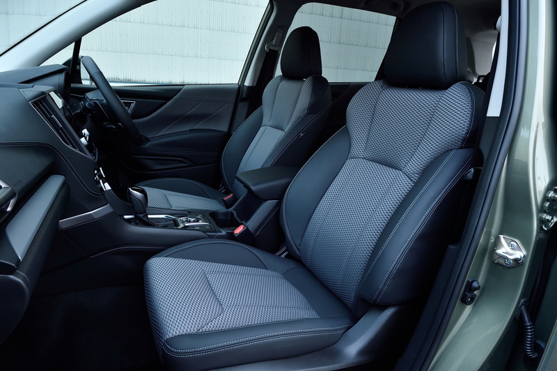 シート表皮は、はっ水機能を備えるファブリックシートに変更