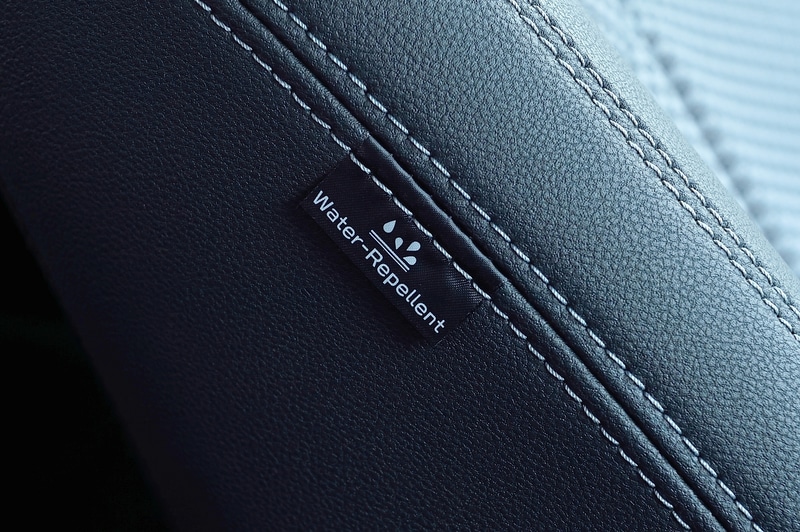 シート表皮は、はっ水機能を備えるファブリックシートに変更