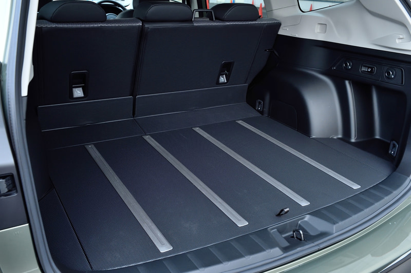 カーゴフロアボードにもはっ水機能を持たせ、使い勝手を向上。さらに、リアゲート連動のカーゴルームランプをLED化するとともに、通常は設定のないLEDリアゲートランプを特別装備