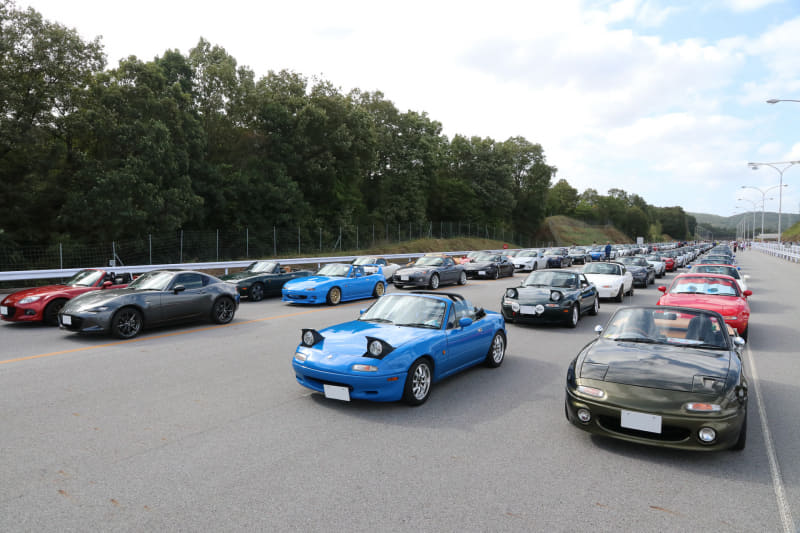 見渡す限りのロードスター。20年前に同様の写真を見て、ここに自分のロードスターも並べたいと思ったことを思い出す