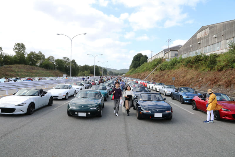 見渡す限りのロードスター。20年前に同様の写真を見て、ここに自分のロードスターも並べたいと思ったことを思い出す