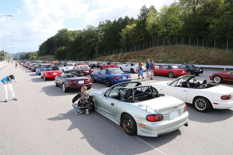 見渡す限りのロードスター。20年前に同様の写真を見て、ここに自分のロードスターも並べたいと思ったことを思い出す