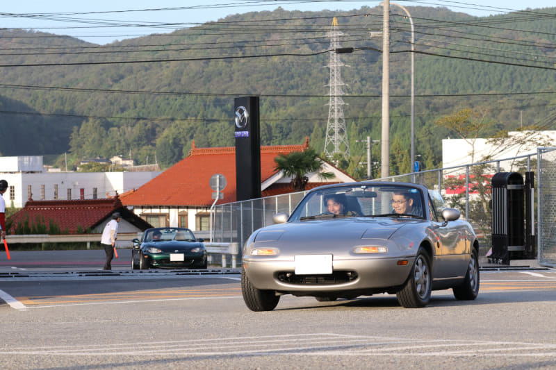 三次自動車試験場を訪れる参加者たち。満面の笑みが印象的だ