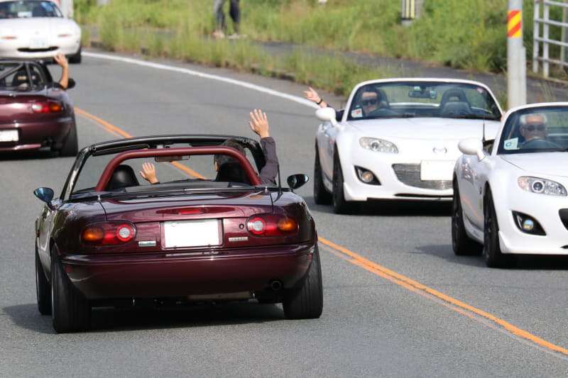 手を振り合ってコミュニケーションする参加者たち