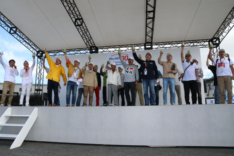 ロードスター発売当初の平成元年式ワンオーナーの19名が壇上に上がり、10時10分10秒に乾杯