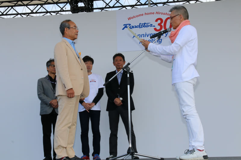 歴代の開発主査に感謝状を贈る水落氏（右）とNB、NC主査の貴島孝夫氏（左）