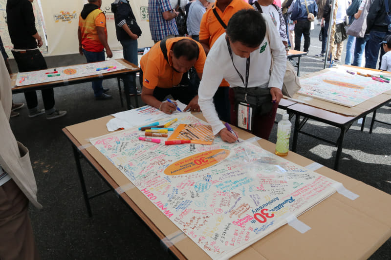 会場のブースではロードスター30周年記念の寄せ書きも行なわれていた
