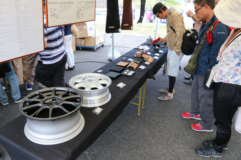 復刻パーツの展示も。なお、レストアまでは行かない人も、部分的にどのパーツを交換したらよいか相談できる「ロードスターパーツ情報サービス」も30周年記念でスタートした