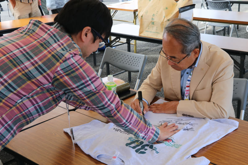 オーナーにとっては憧れの開発主査に会える機会とあって、あちこちでサインを求める人の姿が