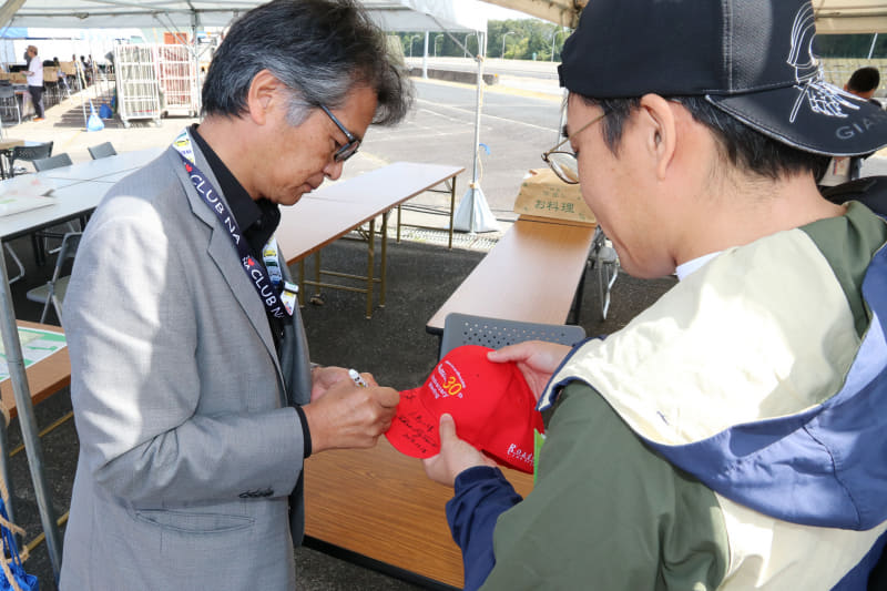 オーナーにとっては憧れの開発主査に会える機会とあって、あちこちでサインを求める人の姿が