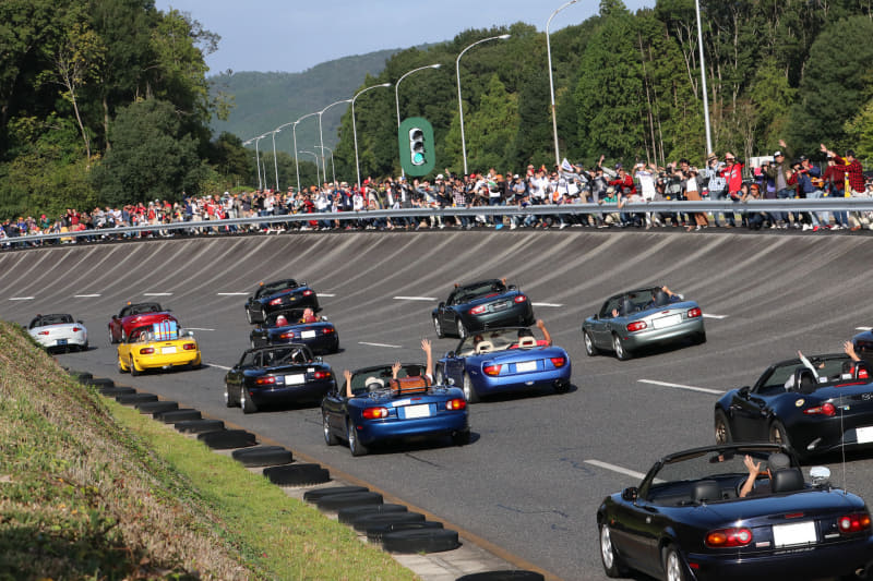 残念ながら周回路に止められなかった参加者がそれを見送る