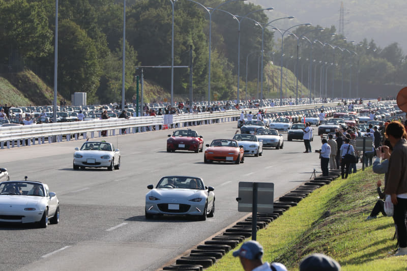 残念ながら周回路に止められなかった参加者がそれを見送る