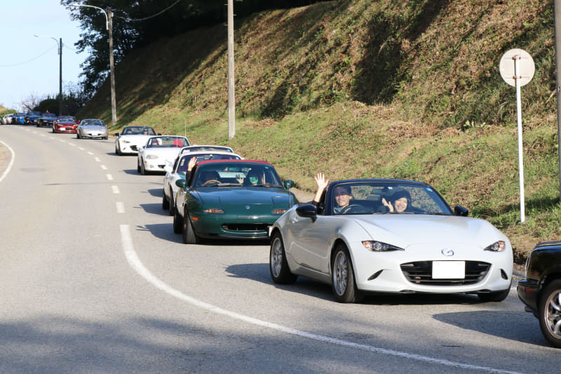 周回路を出たあともカメラを向けると手を振り返してくれる参加者たち。なによりもその笑顔がミーティングの、そしてロードスターの楽しさを証明しているだろう。また10年後にお会いしましょう!!