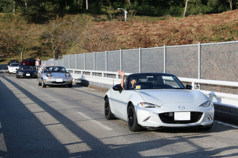 周回路を出たあともカメラを向けると手を振り返してくれる参加者たち。なによりもその笑顔がミーティングの、そしてロードスターの楽しさを証明しているだろう。また10年後にお会いしましょう!!