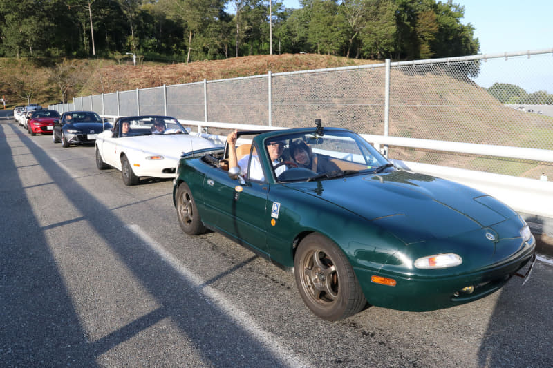 周回路を出たあともカメラを向けると手を振り返してくれる参加者たち。なによりもその笑顔がミーティングの、そしてロードスターの楽しさを証明しているだろう。また10年後にお会いしましょう!!