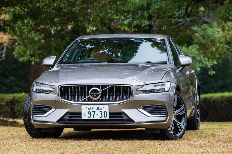 今回の試乗車は2019年11月にフルモデルチェンジしたミッドサイズスポーツセダン「S60」のPHEV（プラグインハイブリッド車）「S60 T6 Twin Engine AWD Inscription」（779万円）。8年ぶりのフルモデルチェンジで第3世代目となった新型S60では、全幅を先代比-15mmの1850mmに抑えることで日本市場に配慮されたジャストサイズを実現。全長は4760mm、全高は1435mm