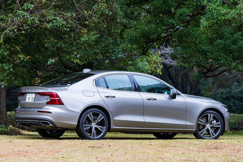 今回の試乗車は2019年11月にフルモデルチェンジしたミッドサイズスポーツセダン「S60」のPHEV（プラグインハイブリッド車）「S60 T6 Twin Engine AWD Inscription」（779万円）。8年ぶりのフルモデルチェンジで第3世代目となった新型S60では、全幅を先代比-15mmの1850mmに抑えることで日本市場に配慮されたジャストサイズを実現。全長は4760mm、全高は1435mm