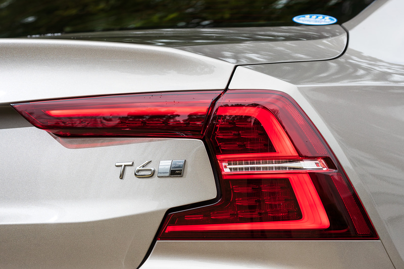 エクステリアでは北欧神話に登場するトール神が持つハンマーをモチーフとしたT字型のLEDヘッドライトをはじめ、アルファベットの“C”字型が向かいあった形状のLEDテールライトを採用。充電リッドは右側のリアフェンダーに用意される