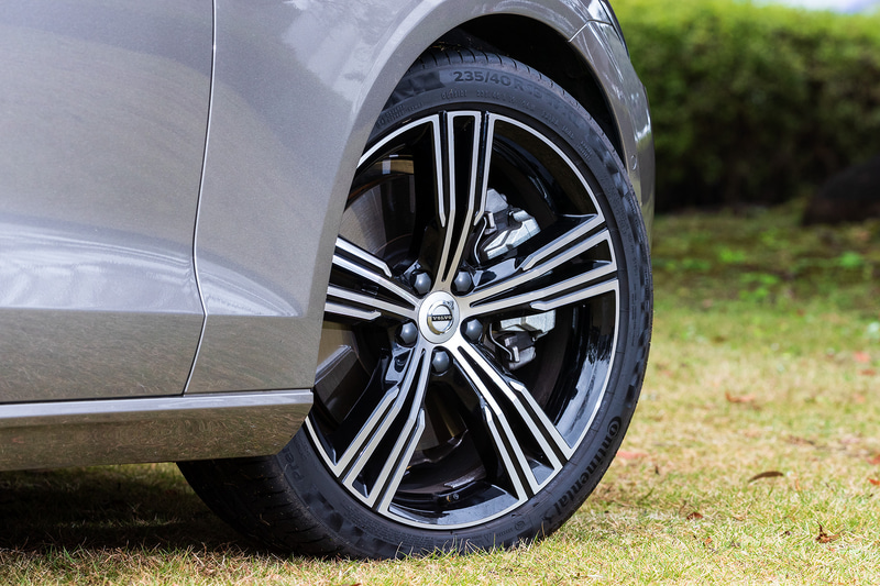 エクステリアでは北欧神話に登場するトール神が持つハンマーをモチーフとしたT字型のLEDヘッドライトをはじめ、アルファベットの“C”字型が向かいあった形状のLEDテールライトを採用。充電リッドは右側のリアフェンダーに用意される