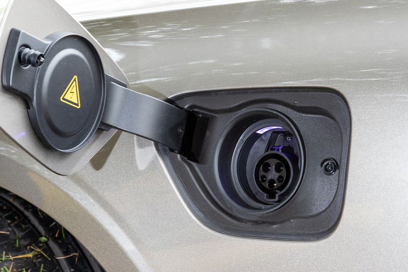 エクステリアでは北欧神話に登場するトール神が持つハンマーをモチーフとしたT字型のLEDヘッドライトをはじめ、アルファベットの“C”字型が向かいあった形状のLEDテールライトを採用。充電リッドは右側のリアフェンダーに用意される