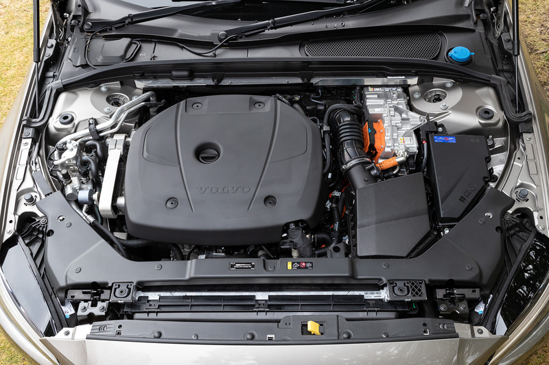 PHEVの「T6」で採用される直列4気筒DOHC 2.0リッターエンジンではスーパーチャージャーとターボチャージャーを組み合わせ、最高出力186kW（253PS）/5500rpm、最大トルク350Nm（35.7kgfm）1700-5000rpmを発生。さらに240Nmのトルクを発生する高出力電気モーターをリアに配置し、ガソリンエンジンで前輪、電気モーターで後輪を駆動する4WD車となる。EV走行距離（プラグインレンジ）は48.2km