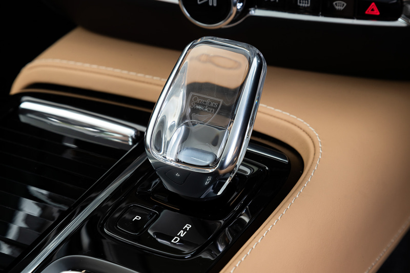 Inscriptionのインテリアでは上級モデルの90シリーズと同機能を有するフロントシートを採用し、マッサージ機能やベンチレーション機能といった快適装備が備わる