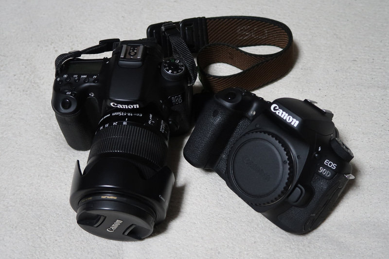 左がこれまで頑張ってくれた「EOS 70D」。EF-S18-135 IS STMレンズは90Dにキャリーオーバーします。ストラップはフィルムカメラ時代の「EOS 55」に付属していたもの