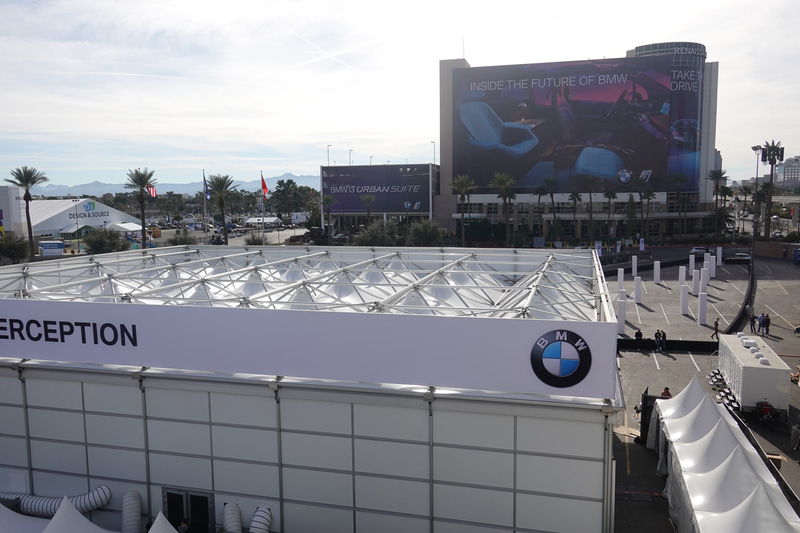 サウスホール向かいの広場では例年BMWが展示。2020年もBMWの設営準備が進んでいた