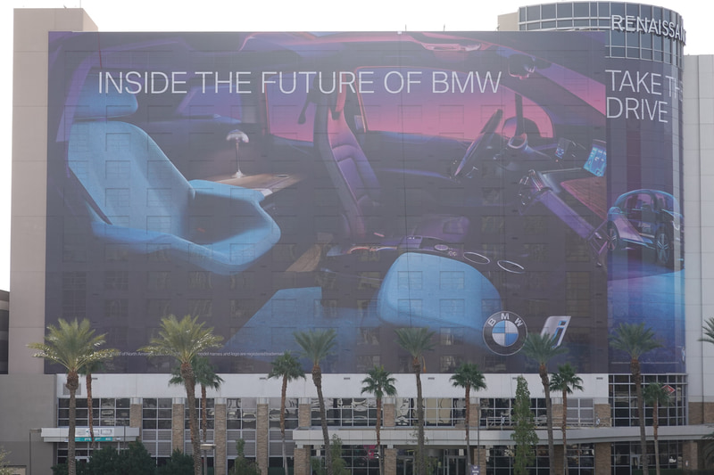 広場近くのホテルに掲示されているBMWの広告
