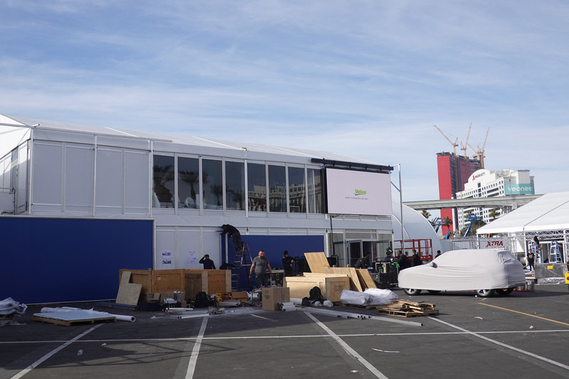 中央広場のヴァレオブース。手前にはデモカーらしきものが