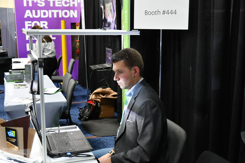 バーチャルバイザーのデモ風景。左から光が入ってきている