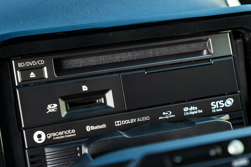 ディスプレイを下方向に傾けることでBlu-rayドライブにアクセスできる