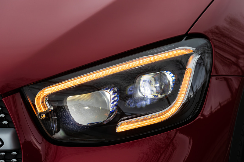 撮影車はオプション設定の「AMGライン」を装備し、標準仕様と異なる台形型のグリルデザインを採用するとともに、ダイヤモンドグリルとシングルルーバー、バンパー下部左右に配置された2本のフィンやシルバークロームのフロントエプロンなどが装着される。マイナーチェンジにより、リアまわりではバンパーとエキゾーストエンドを一新するとともに、フルLEDリアコンビネーションランプもデザイン変更が行なわれている