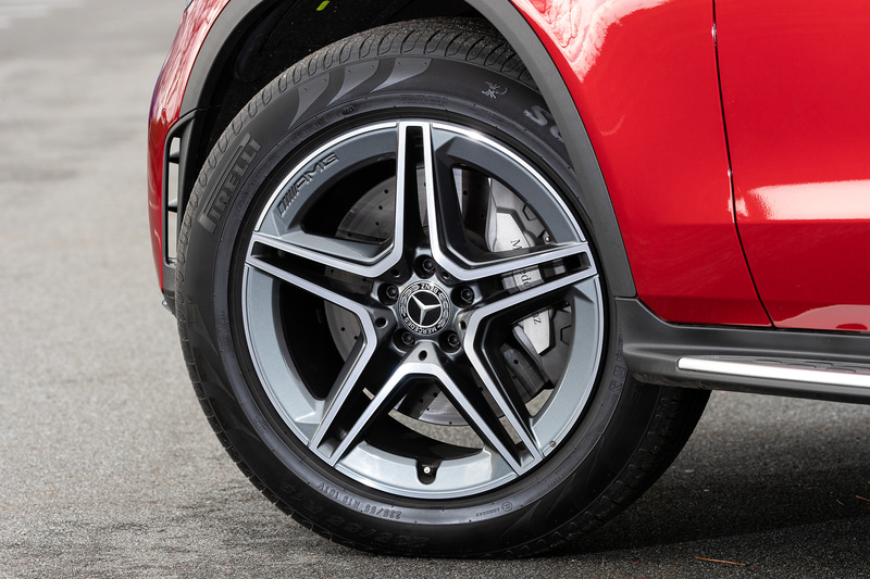 2019年10月にマイナーチェンジが行なわれたGLC。今回の試乗車はGLC 220 d 4MATIC（690万円）で、ボディサイズは4670×1890×1645mm（全長×全幅×全高）、ホイールベースは2875mm