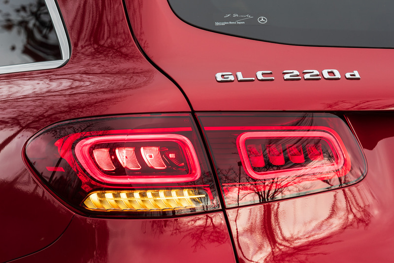 撮影車はオプション設定の「AMGライン」を装備し、標準仕様と異なる台形型のグリルデザインを採用するとともに、ダイヤモンドグリルとシングルルーバー、バンパー下部左右に配置された2本のフィンやシルバークロームのフロントエプロンなどが装着される。マイナーチェンジにより、リアまわりではバンパーとエキゾーストエンドを一新するとともに、フルLEDリアコンビネーションランプもデザイン変更が行なわれている