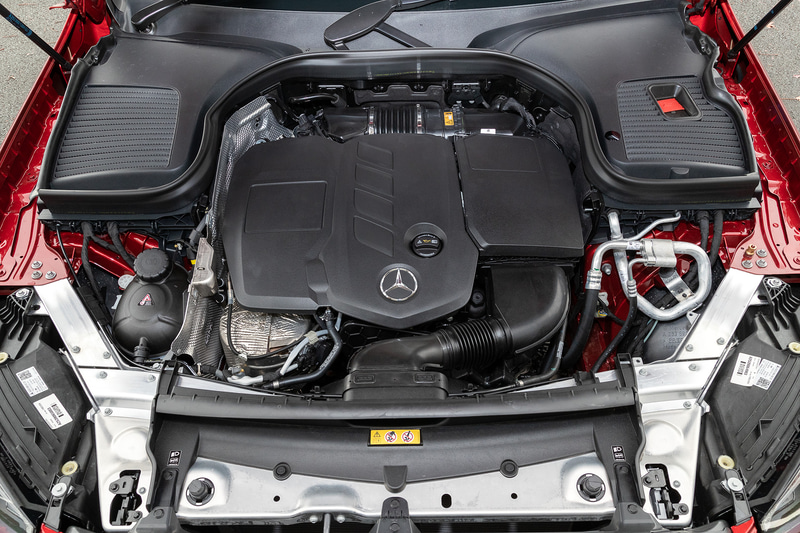 GLC 220 d 4MATICが搭載する直列4気筒DOHC 2.0リッターディーゼルターボ「OM654」型エンジンは、最高出力143kW（194PS）/3800rpm、最大トルク400Nm（40.8kgfm）/1600-2800rpmを発生。WLTCモード燃費は15.1km/L