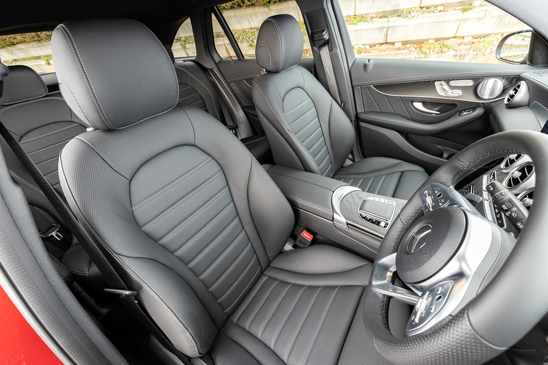 インテリアではスポーティで上質という従来のデザインコンセプトを継承しながら、ダッシュボード中央にナビゲーションやエンターテインメントシステムの表示画面となる、高精細10.25インチの「ワイドディスプレイ」を装備。ステアリングホイールはSクラスと同じデザインのメルセデス・ベンツ最新世代のもの